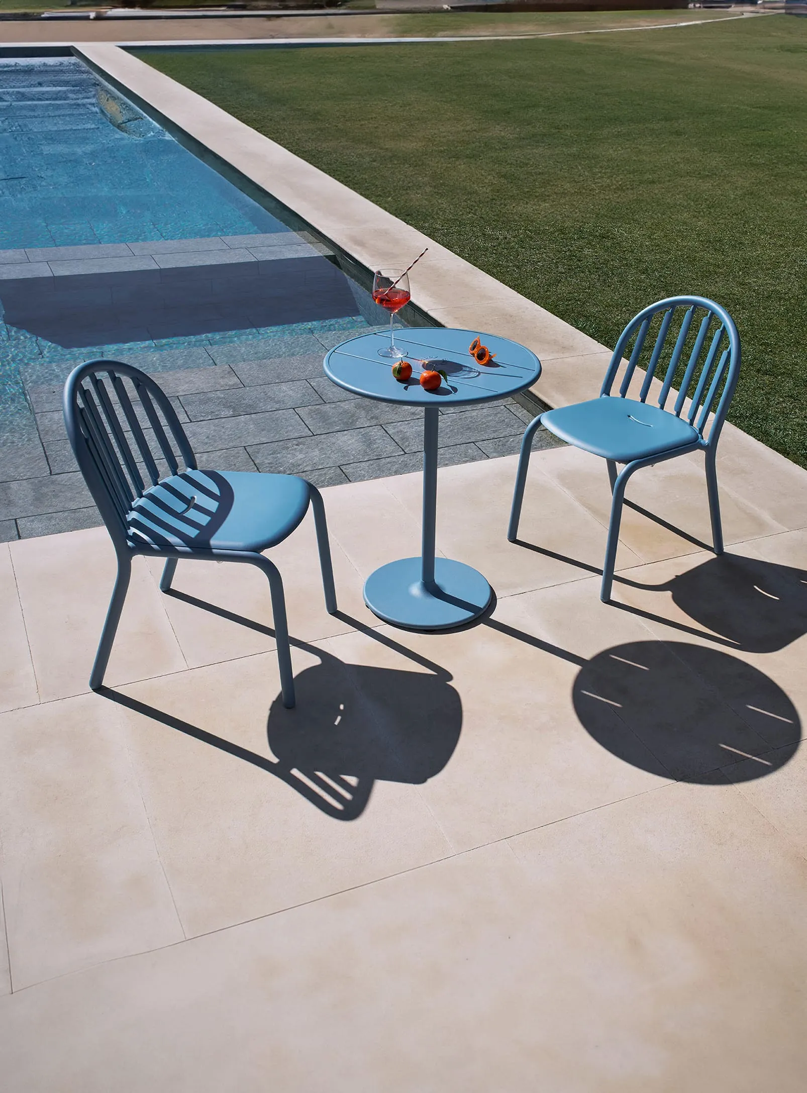 Fred's Bistreau Outdoor Table<br> 2-places